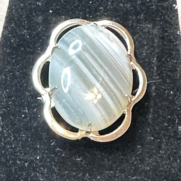 Silver Brooch, White Banded Agate Oval Stone in Silver Flower Frame, Vintage - Picture 1 of 10